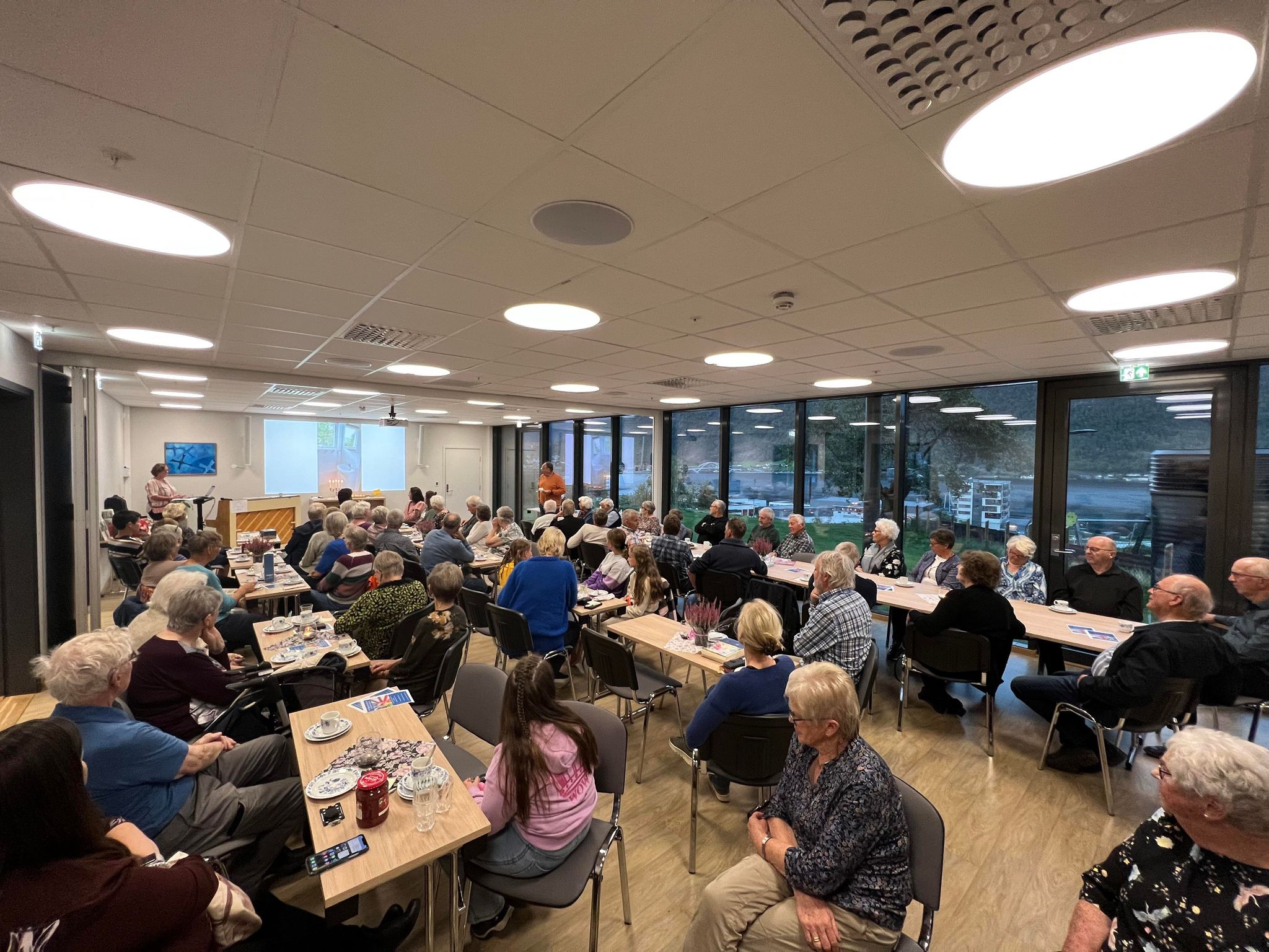 Foto frå basar til inntekt for kyrkjelydshytta