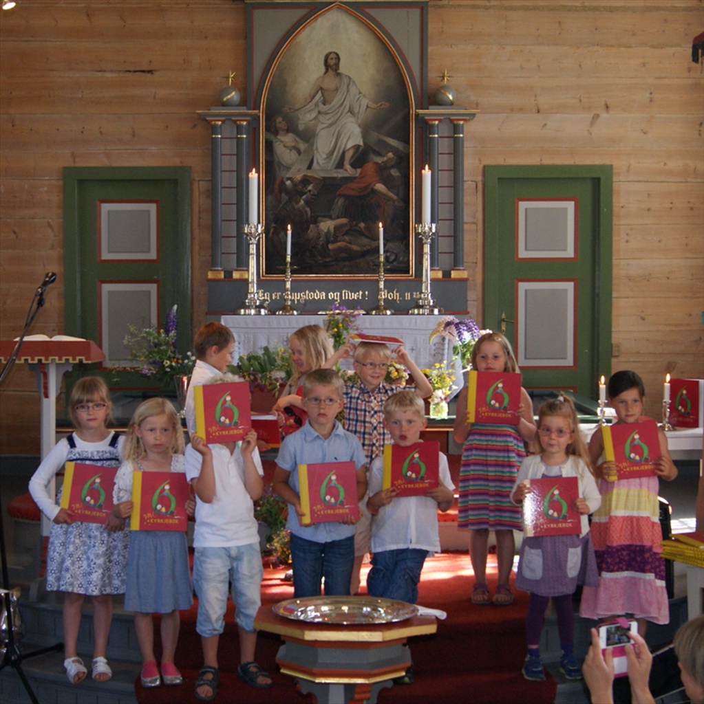 Foto frå utdeling av 6-årsbok i Tjugum kyrkje