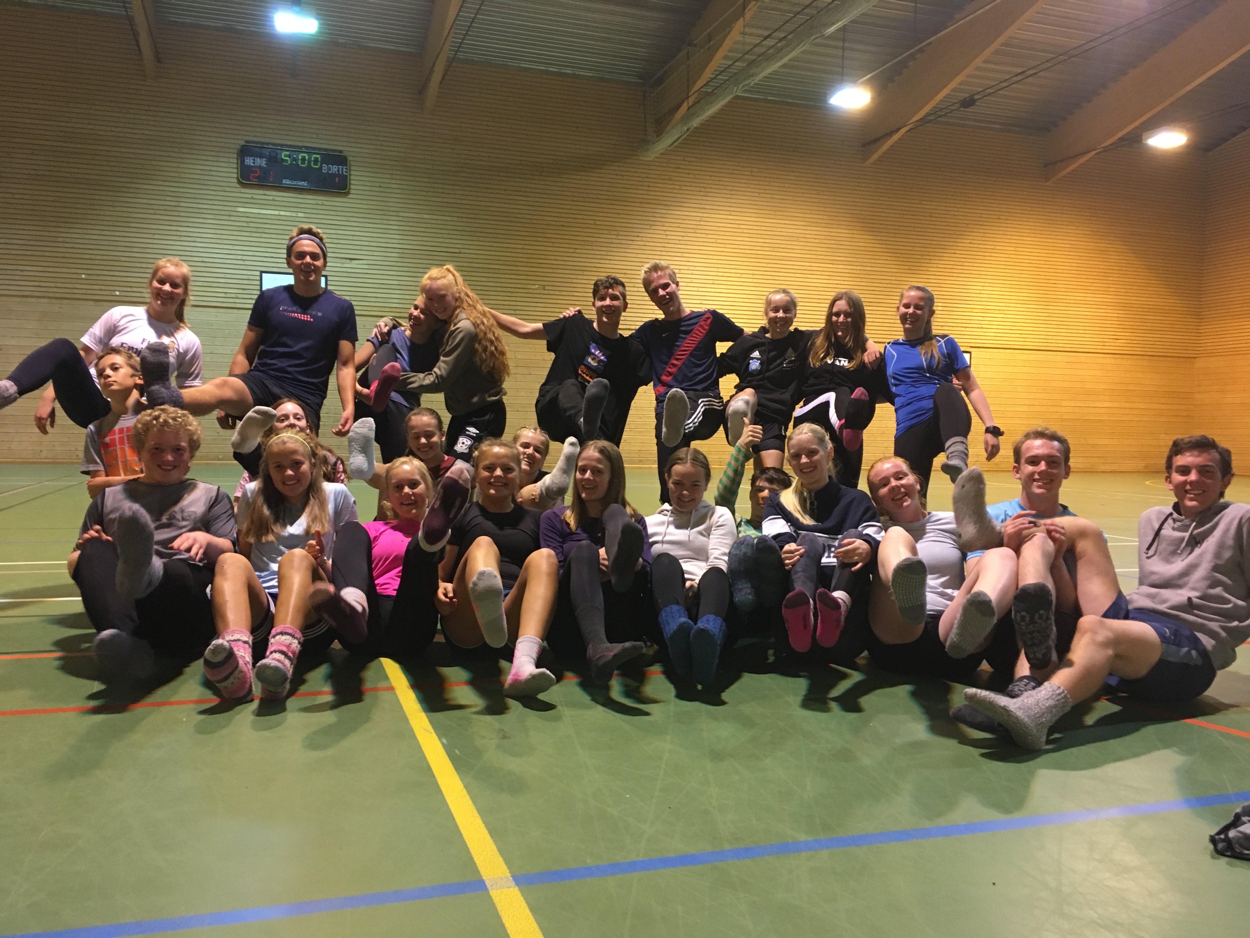 Foto av ungdommar i idrettshall