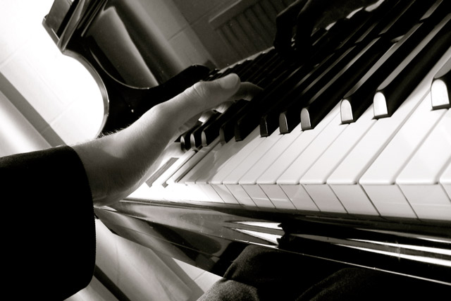 Illustrasjonsfoto av hender som speler piano