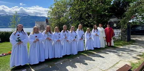Konfirmantar utanfor Leikanger kyrkje