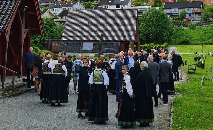Foto frå 50-, 51- og 52-årskonfirmantar i Stedje