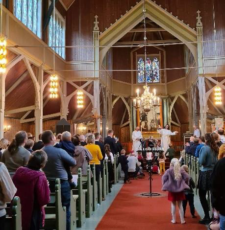 Foto frå Sprell-levande-gudsteneste i Stedje kyrkje